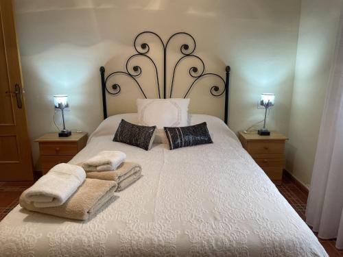 A bed or beds in a room at Casa Veva - Siles