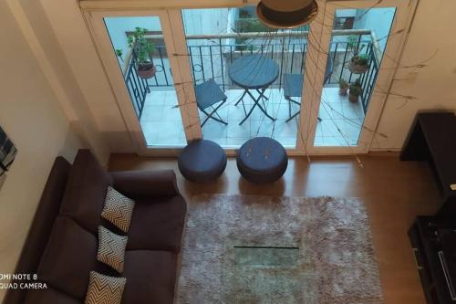 sala de estar con sofá y mesa en Duplex en el Corazón de Recoleta en Buenos Aires