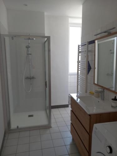 uma casa de banho com uma cabina de duche em vidro e um lavatório. em Gîte "Chez elles" à Arnac-Pompadour em Arnac-Pompadour