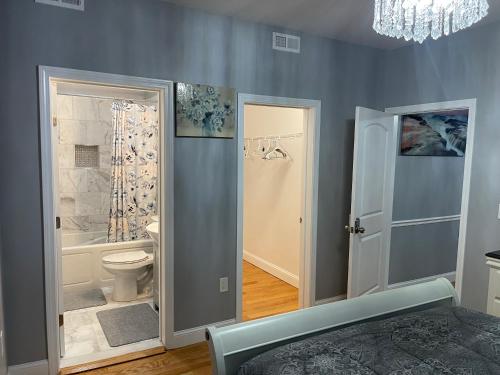 y baño con bañera, aseo y ducha. en Brand New Luxury Rooms near downtown Boston en Boston