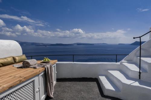 a balcony with a view of the ocean at Ducato Di Oia in Oia