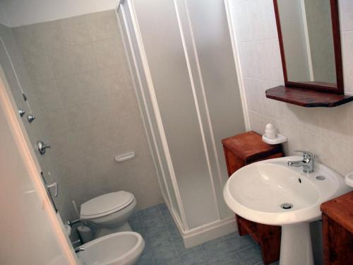 un piccolo bagno con servizi igienici e lavandino di Casa Vacanze Margherita a Locogrande