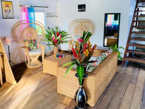 a living room with a couch with flowers in a vase at Villa Luz Ovelia in El Valle