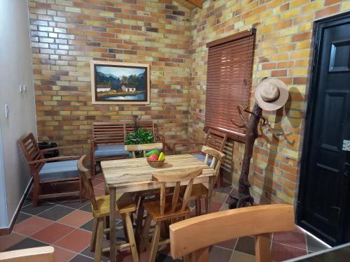 comedor con mesa de madera y sillas en Cabañas GARUTO, en Los Santos