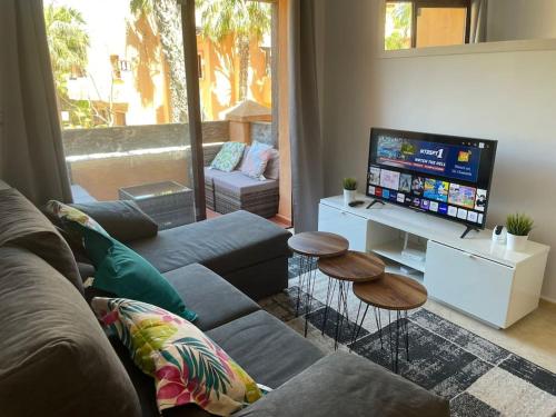 sala de estar con sofá y TV de pantalla plana en Casa Estrellita - Lovely beachside 3 bedroom duplex flat, en Los Alcázares