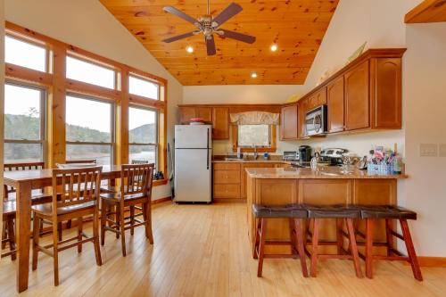 Kuchyň nebo kuchyňský kout v ubytování Pet-Friendly Hancock Home on the Delaware River!
