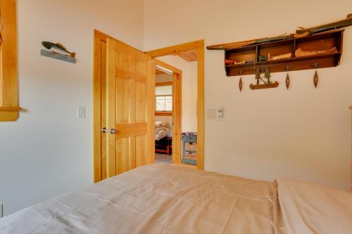 Postel nebo postele na pokoji v ubytování Pet-Friendly Hancock Home on the Delaware River!