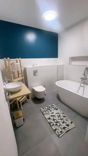 Salle de bains dans l'établissement T2 rénové avec terrasse proche Paris et Disneyland