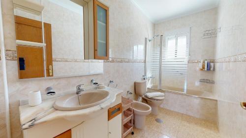 y baño con lavabo, aseo y espejo. en Casa Margaritas-A Murcia Holiday Rentals Property, en San Pedro del Pinatar