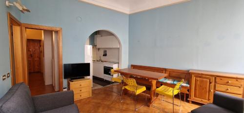 uma sala de estar com mesa e cadeiras e uma cozinha em Apartment Martina em Imperia