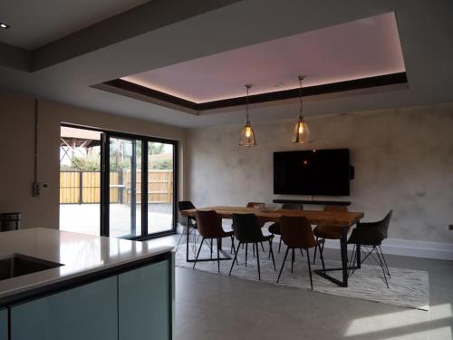 une cuisine et une salle à manger avec une table et des chaises dans l'établissement Luxury holiday home sleeps 8-12 W/Hot Tub, à Worcester