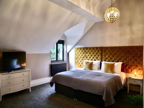 une chambre avec un grand lit et une télévision dans l'établissement Luxury holiday home sleeps 8-12 W/Hot Tub, à Worcester