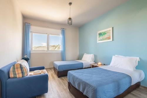 um quarto de hotel com duas camas e um sofá em Cosy, Sea View villa ''Andreas'' close to beach em Ligaria