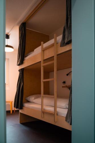 a bunk bed in a room with a bunk bedutenewayewayangering at Bogentrakt Hostel in Chur