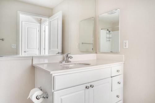 サニーベールにあるSunnyvale 1BR w Gym WD Lounge nr Google SFO-832の洗面台と鏡のある白いバスルーム