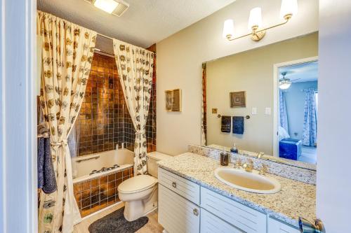 ein Bad mit einem Waschbecken, einem WC und einer Dusche in der Unterkunft Hot Springs Vacation Rental with Lake Access in Hot Springs