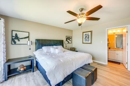 Schlafzimmer mit einem Bett und einem Deckenventilator in der Unterkunft Hot Springs Vacation Rental with Lake Access in Hot Springs