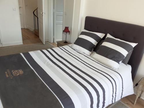 Photo de la galerie de l'établissement centre ville, chambre indépendante 20m2 et sa salle de bain privée, à Nogent-le-Rotrou