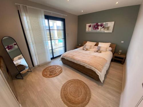 Montjoie-en-CouseransにあるVilla Giuliaのベッドルーム(大型ベッド1台、大きな窓付)