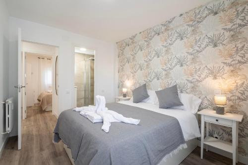 um quarto com uma cama com uma toalha branca em For you Rentals Moderno apartamento cerca ZOO y del Parque de Atracciones CEB76 em Madri
