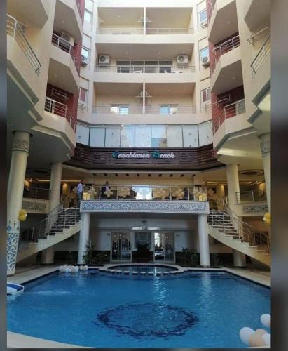 uma grande piscina no meio de um edifício em كازبلانكا بيتش الغرددقه em Hurghada
