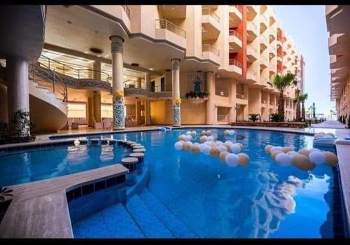 uma grande piscina num grande edifício em كازبلانكا بيتش الغرددقه em Hurghada