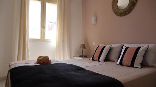 a bedroom with a bed with a hat on it at Résidence Storia di Blue in Porto-Vecchio