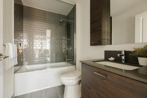 uma casa de banho com um WC, uma banheira e um lavatório. em Sonder at Artesa em Toronto