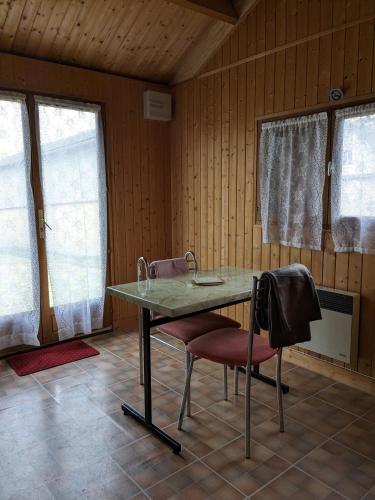 Φωτογραφία από το άλμπουμ του Au petit chalet d'Illiers Combray - Salle d'eau uniquement σε Illiers