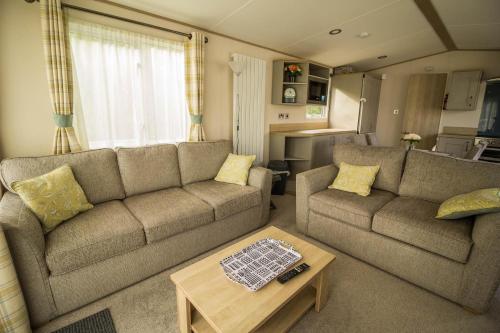 Posezení v ubytování Beautiful Caravan With Decking At Breydon Water Holiday Park Ref 10028cw