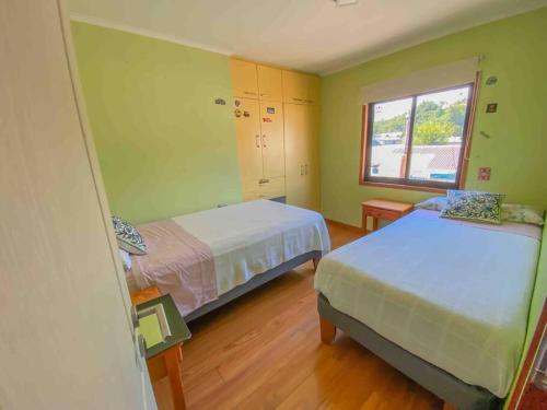 מיטה או מיטות בחדר ב-Casa céntrica por día en Pucón