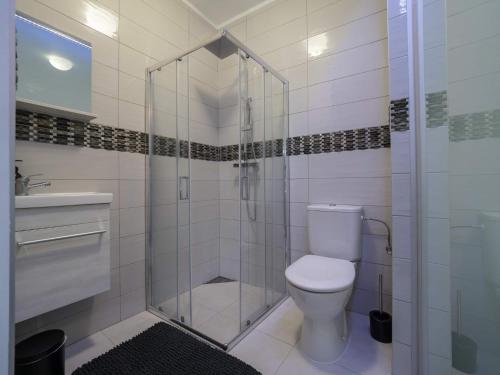 Bilik mandi di EXECUTIVE DOUBLE ROOM WITH EN-SUITE CITY CENTRE IN Guest House R1