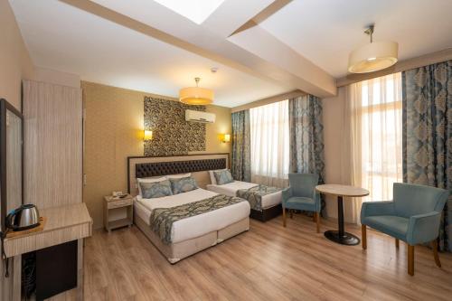 Postel nebo postele na pokoji v ubytování Tugra Hotel