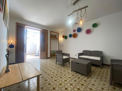 een woonkamer met een bank en een tafel bij Marini Apartment by Diddoi in Marina di Mancaversa