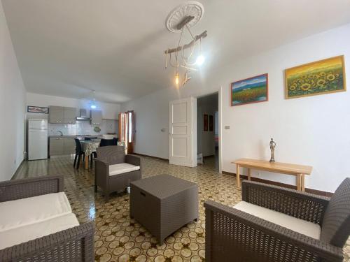 een woonkamer met banken en een eetkamer bij Marini Apartment by Diddoi in Marina di Mancaversa