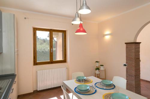a kitchen and dining room with a table and chairs at Al posto giusto - appartamento Sole in Riotorto