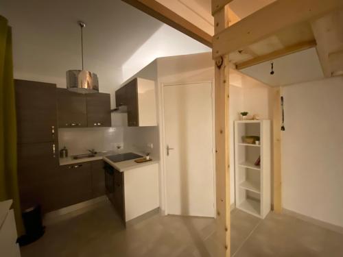 une cuisine avec un évier et un plan de travail dans l'établissement L Annexe 50m de la plage, à Bandol