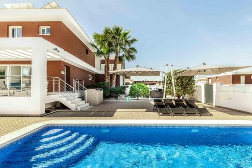 Puerto MarinoにあるCasa Bos Orange Wellness Luxury Entire Villa Jacuzzi & Pool Gran Alacant near Beachの家の前にスイミングプールがある家