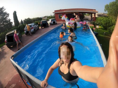 eine Gruppe von Personen in einem Schwimmbad in der Unterkunft Casa Vacanza Santa Maria del Focallo in Santa Maria Del Focallo