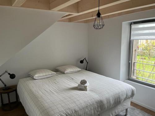 ein Schlafzimmer mit einem Bett mit einer Uhr drauf in der Unterkunft Maison de Village 296-4 in Duingt