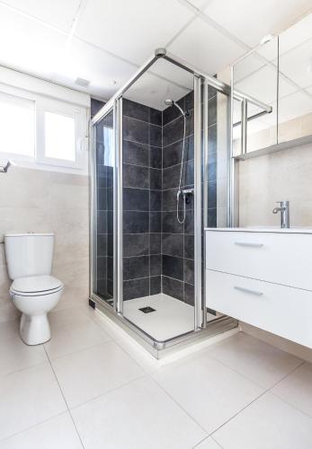 a bathroom with a shower and a toilet at Casa Bos Orange Wellness Luxury Entire Villa Jacuzzi & Pool Gran Alacant near Beach in Puerto Marino