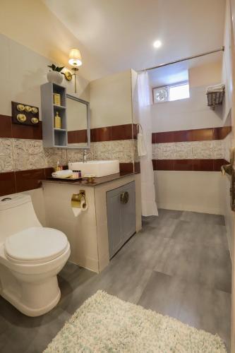Un baño de Jim & Holmes Resort & Luxury Residences in Jim Corbett National Park