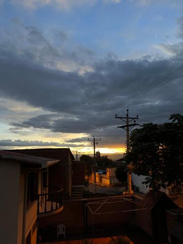 a view of the sunset from a house at Hermosa y cómoda casa en Cochabamba in Cochabamba