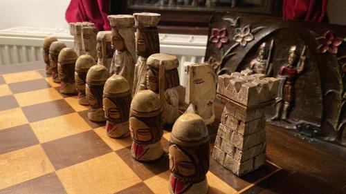 een schaakbord met houten beeldjes erop bij Burg Zimmer auf ca. 70 m² in Heimbach