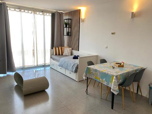 a bedroom with a bed and a table and chairs at Acogedor Apartamento in Valencia