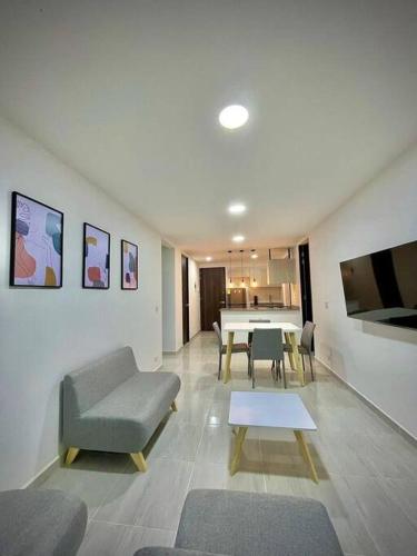- un salon avec un canapé et une table dans l'établissement Hermoso Apartamento 2 Habitaciones 1 Aire acondicionado, à Cartago