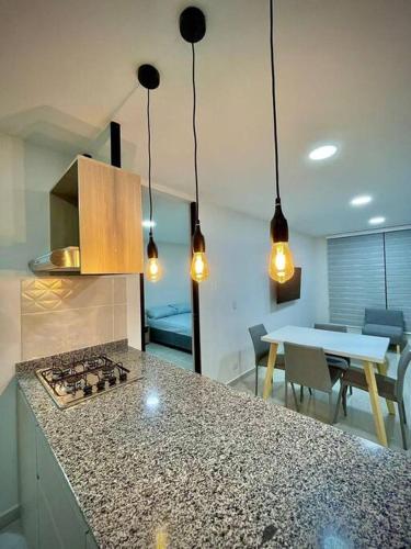 une cuisine avec un comptoir et une table dans l'établissement Hermoso Apartamento 2 Habitaciones 1 Aire acondicionado, à Cartago