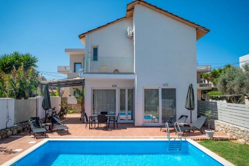 une villa avec une piscine et une maison dans l'établissement Villa Meltemi, à Daratso