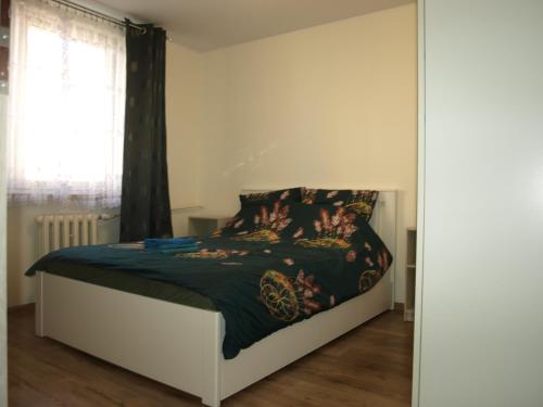 1 dormitorio con cama y espejo en Apartament Gdańsk Stogi Plaża, en Gdansk