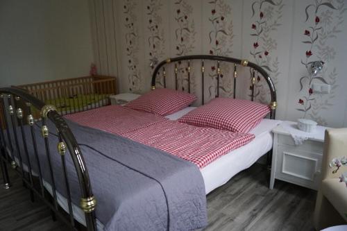 sypialnia z łóżkiem z 2 czerwonymi poduszkami w obiekcie Landhaus Eickhof w mieście Niederhaverbeck
